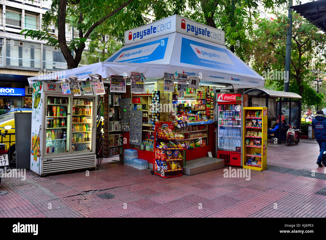 Blocage de la rue avec des serpents, des boissons et des souvenirs à la vente sur la rue Ermou à Athènes, Grèce centrale Banque D'Images