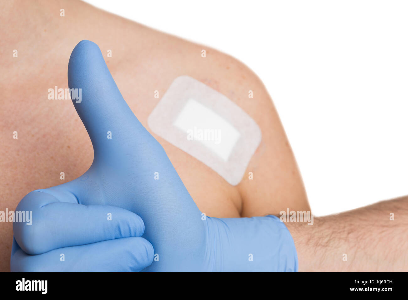 Médecin part montrant comme ou le pouce sur la plaie patché ou cicatrice comme une réussite de la procédure de dépose du moule concept Banque D'Images
