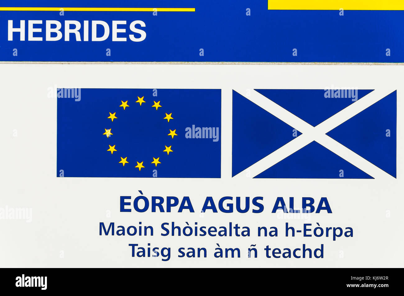 Se connecter gaélique dans les Hébrides extérieures lit : Europe & Écosse, Fonds social européen, investir dans votre avenir avec des drapeaux écossais et européens. Banque D'Images