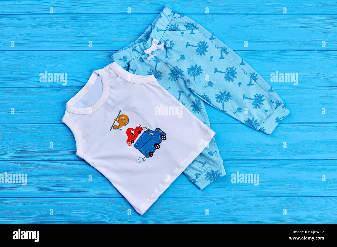 Summer Mode Bebe Vetements Bebe Garcon Style Organique T Shirt Et Pantalon Imprime Sur La Surface En Bois Bleu Vue Du Dessus Photo Stock Alamy Summer Mode Bebe Vetements Bebe Garcon Style Organique T Shirt Et Pantalon Imprime Sur La Surface En Bois Bleu Vue Du Dessus Photo Stock Alamy