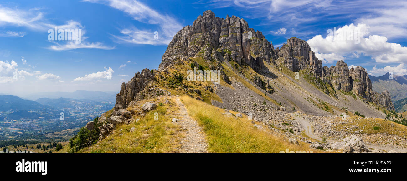 Vue panoramique sur les Aiguilles de Chabrieres Chabrieres (aiguilles) en été. Parc National des Ecrins, Hautes-Alpes, Alpes du Sud, France Banque D'Images