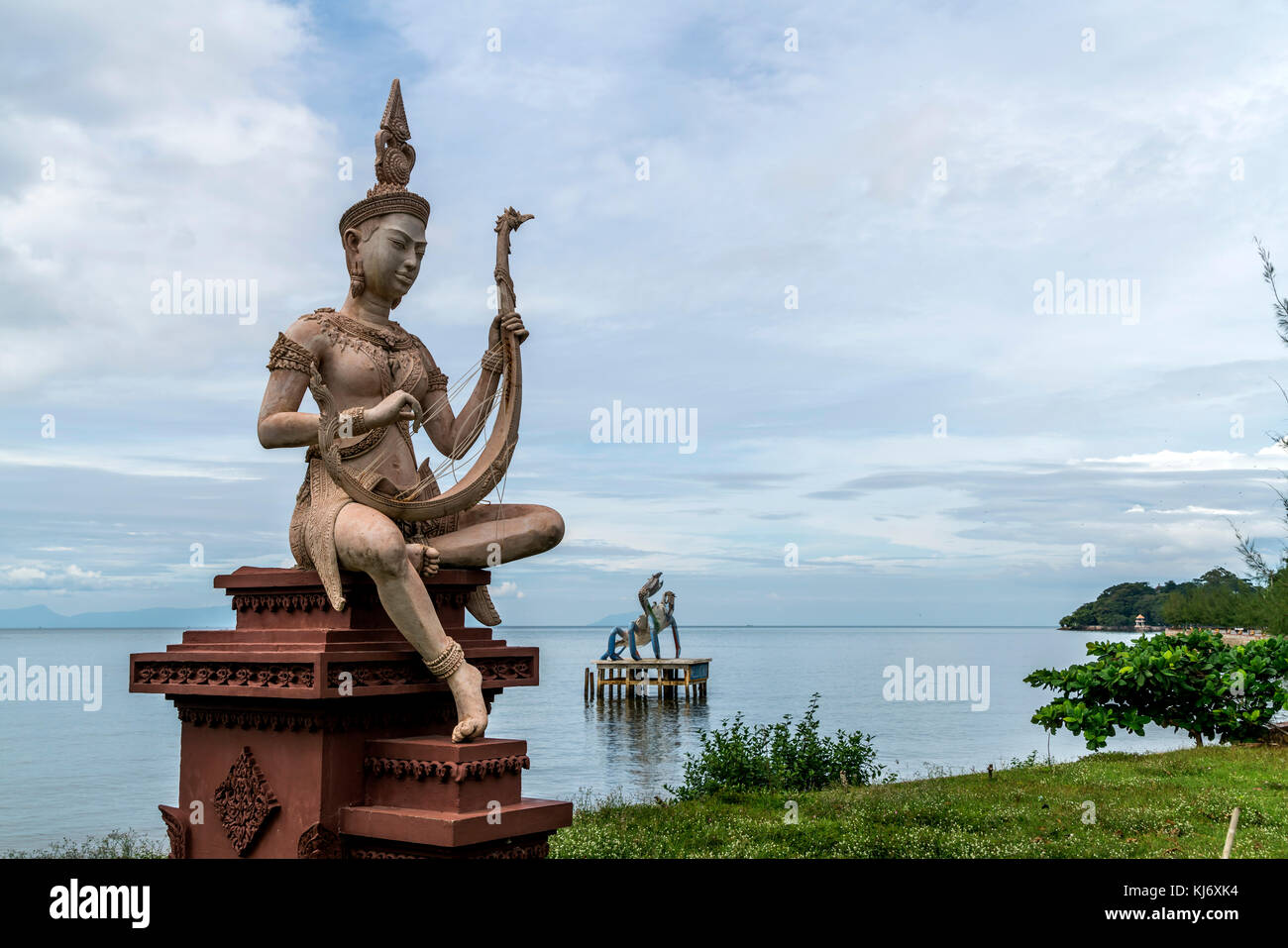 Statue buddhistische an der küste bei kep, kambodscha, asien | statue bouddhiste à la côte à Kep, au Cambodge, en Asie Banque D'Images