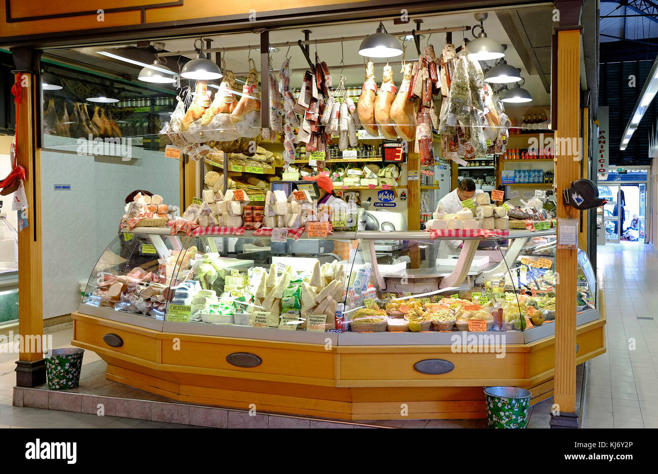 Blocage de viande et de fromage à l'intérieur du marché alimentaire, Florence, Italie Banque D'Images