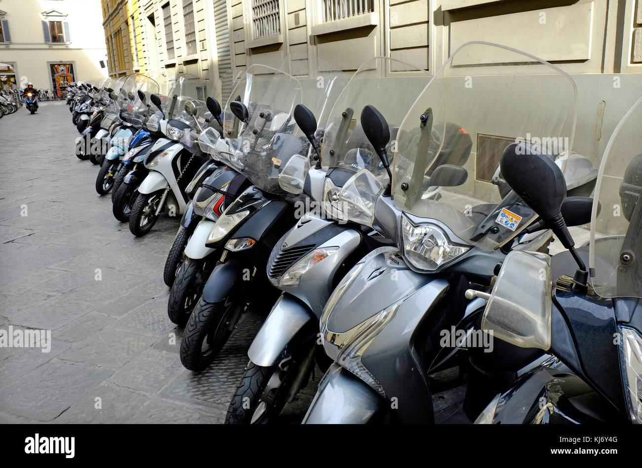 Scooters en stationnement sur la route, Florence, Italie Banque D'Images