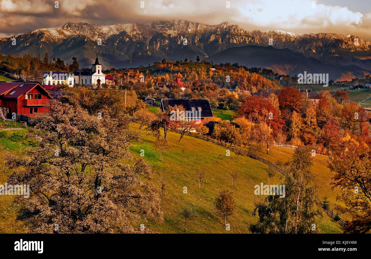 Magura village, le parc national de Piatra Craiului, automne Brasov, Roumanie centre du paysage Banque D'Images