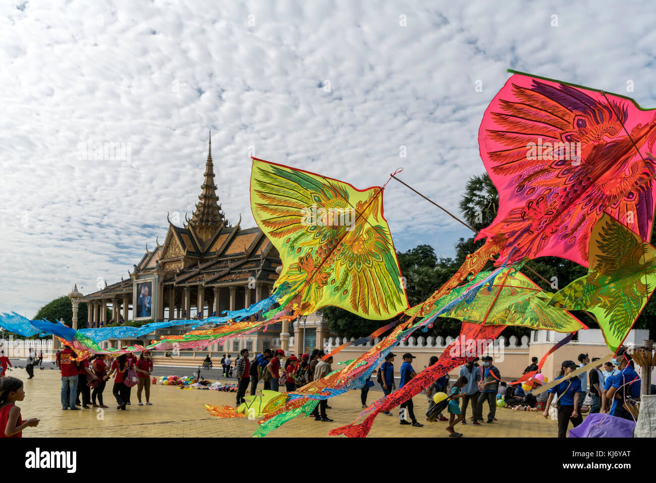 bunte Drachen vor dem Königspalast , Phnom Penh, Kambodscha, Asif | cerfs-volants colorés et palais royal, Phnom Penh, Cambodge, Asie Banque D'Images