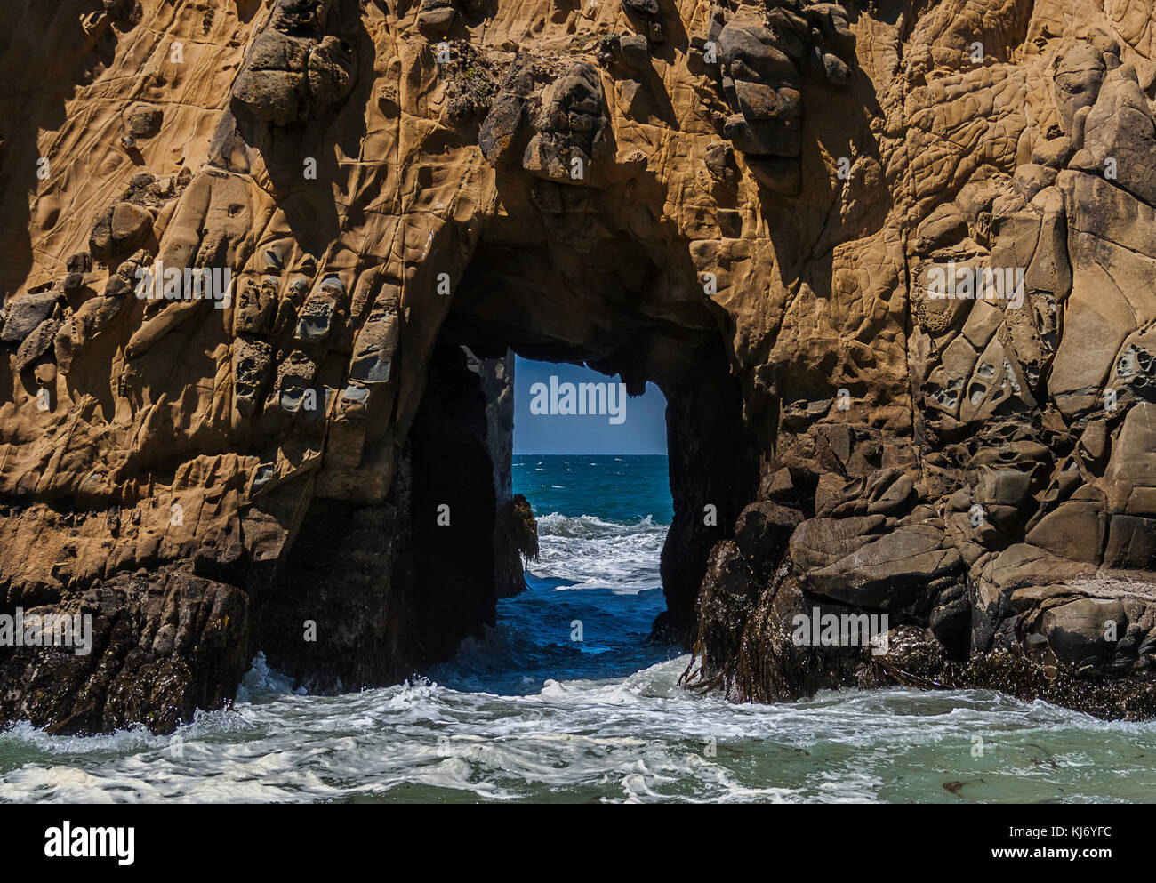 Passage de KeyHole, Pfeiffer Beach, Big Sur, la côte du Pacifique, en Californie, aux États-Unis. Banque D'Images