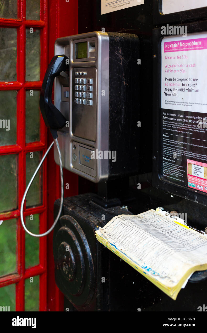 Boîte de téléphone rouge, Barnsley, village des Cotswolds, Gloucestershire, England, UK Banque D'Images