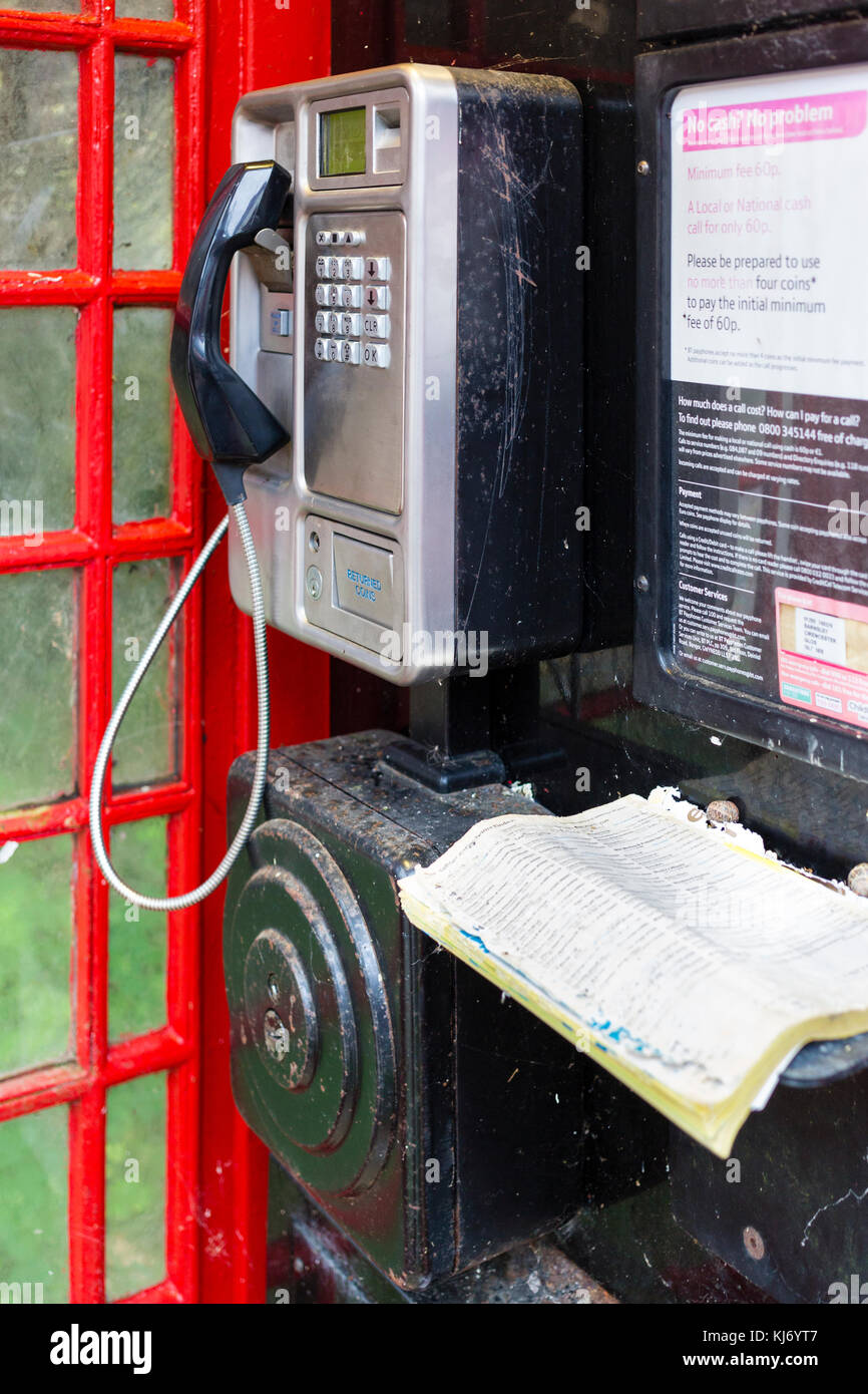 Boîte de téléphone rouge, Barnsley, village des Cotswolds, Gloucestershire, England, UK Banque D'Images