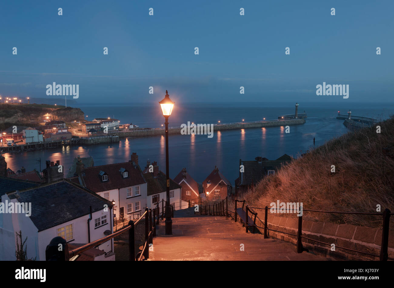 Vue sur la ville côtière de Whitby dans le North Yorkshire à la tombée de la nuit, en regardant vers l'embouchure du port depuis les 199 marches, une soirée d'octobre. Banque D'Images