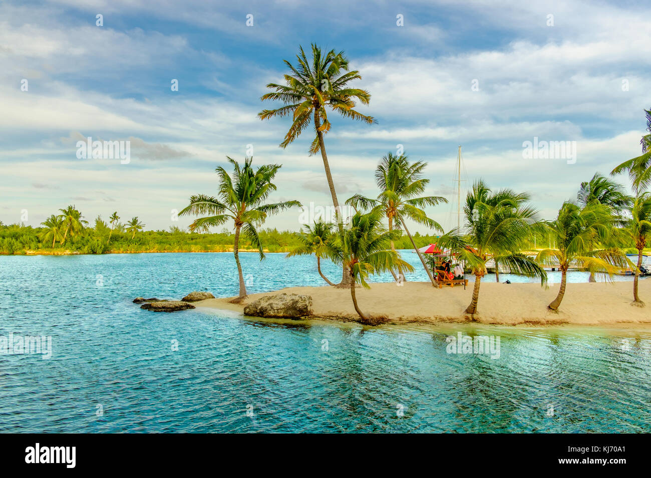 L'homme a fait l'île de sable sur la mer des Caraïbes par Camana Bay, Grand Cayman, Cayman Islands Banque D'Images