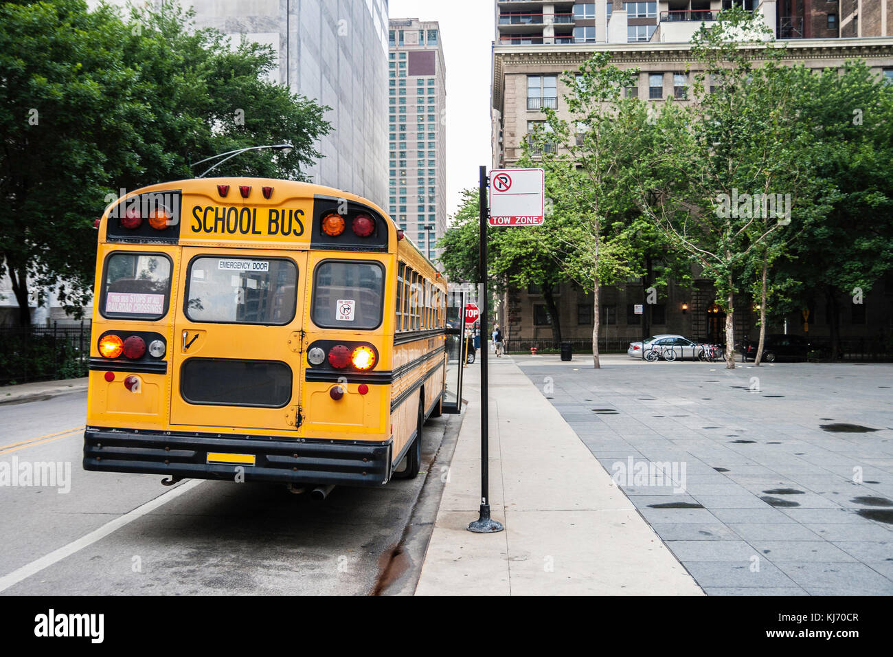 Vue arrière d'un autobus scolaire jaune garée dans le centre-ville de Chicago, en attendant la fin de la classe avec la porte avant ouverte, USA. Avec l'exemplaire de l'espace. Banque D'Images