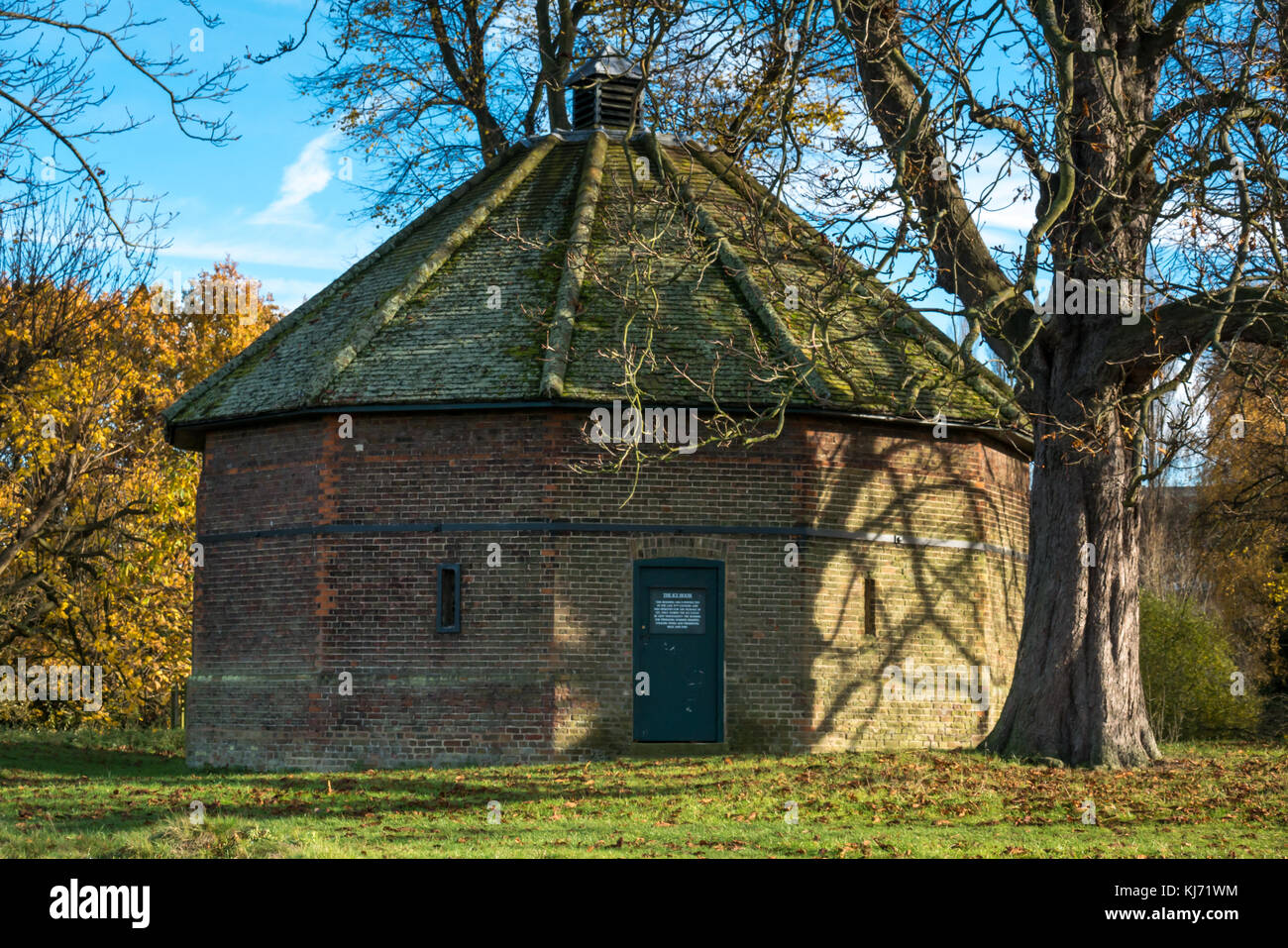 Maison de glace en briques du XVIIe siècle à 12 côtés, Home Park, Hampton court Palace Estate, Londres, Angleterre, Royaume-Uni le jour de l'automne avec ciel bleu Banque D'Images