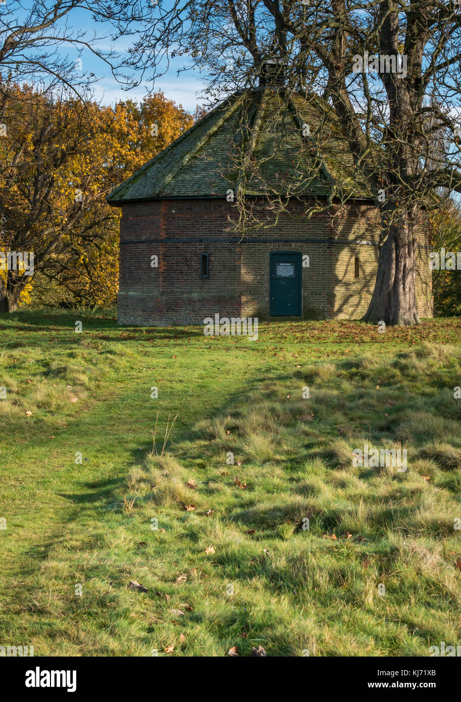 Maison de glace en briques du XVIIe siècle à 12 côtés, Home Park, Hampton court Palace Estate, Londres, Angleterre, Royaume-Uni le jour de l'automne avec ciel bleu Banque D'Images