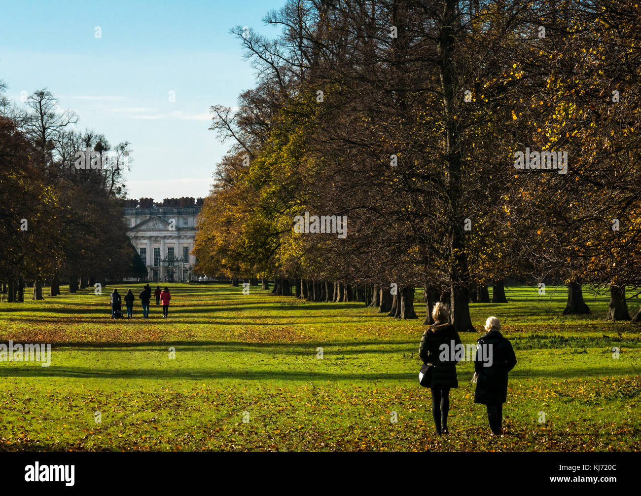 Deux femmes à l'allée de tilleuls à Hampton Court Palace en Home Park, Londres, Angleterre, Royaume-Uni, sur la journée ensoleillée d'automne Banque D'Images