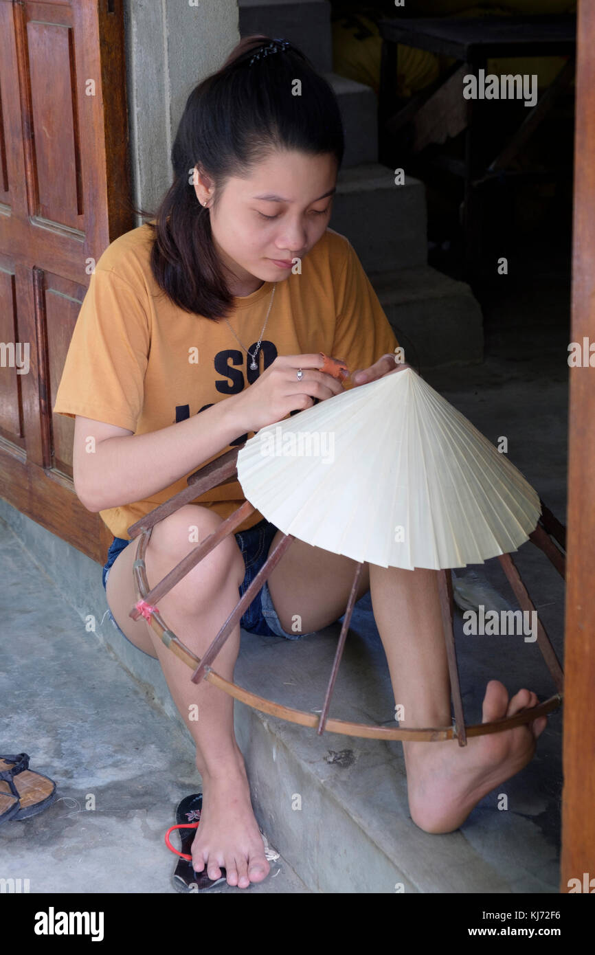 Une femme asiatique non traditionnels La chapeau conique Banque D'Images