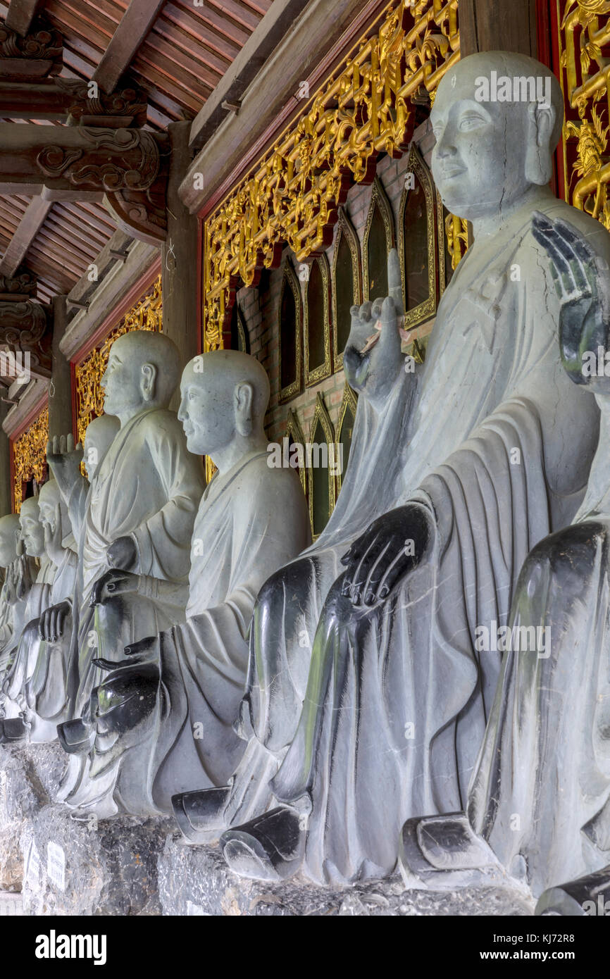 Vietnam, Ninh Binh, Temple De Bai Dinh. Couloir des Cinq Cents Arhats, statues de dévotés bouddhistes historiques. Banque D'Images