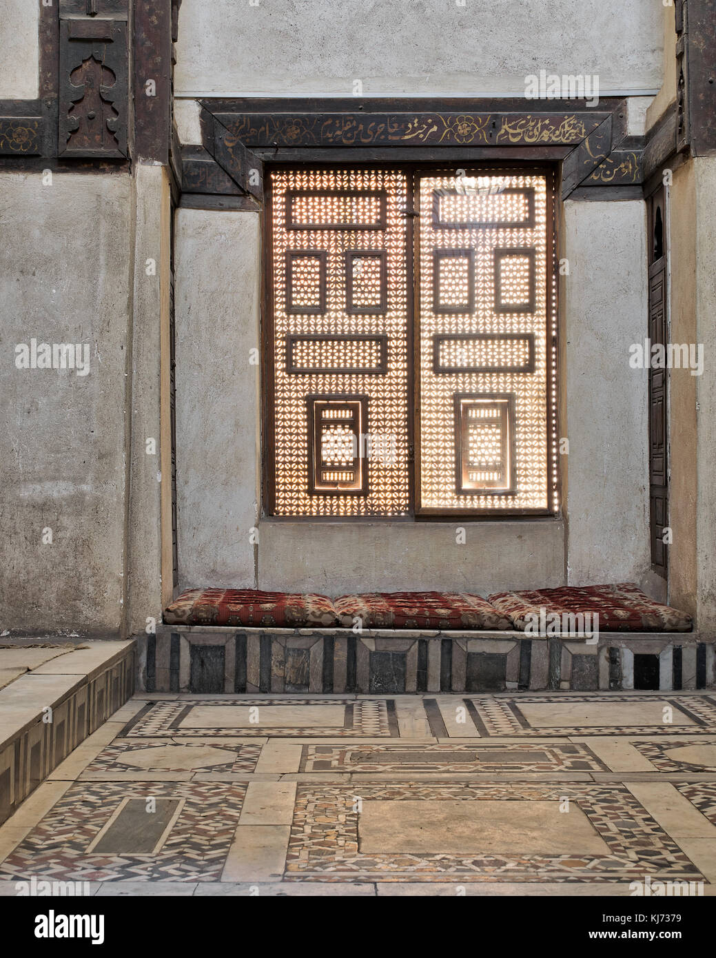 Fenêtre en bois entrelacé (mashrabiya) avec table, Beit el sehemy médiévale, Le Caire, Égypte Banque D'Images