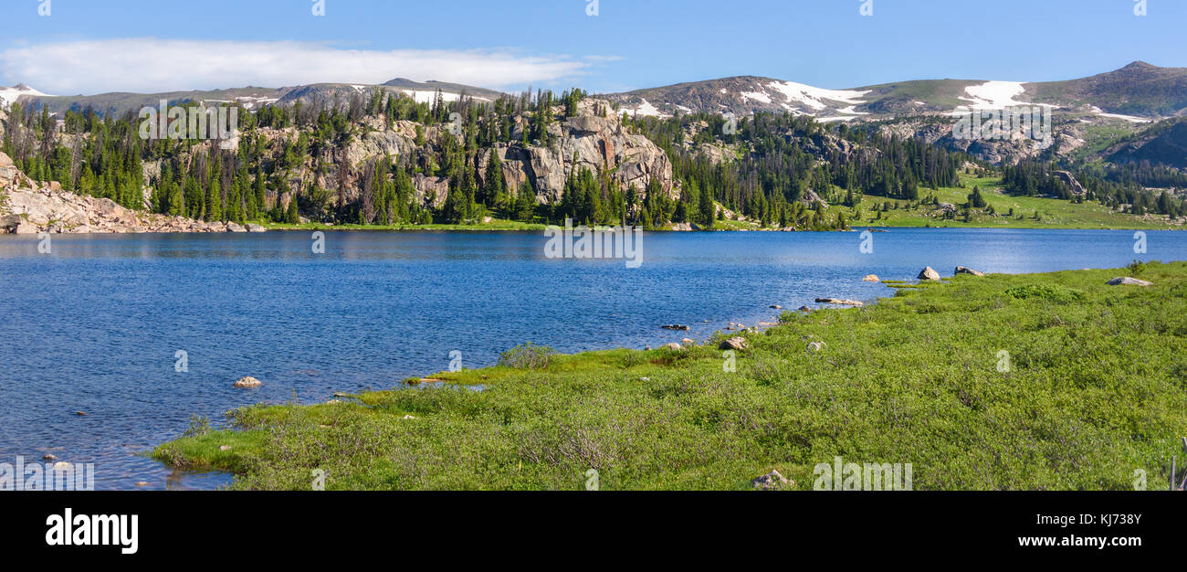 Panorama d'un lac alpin le long de l'autoroute beartooth. Le parc de Yellowstone, dans le Wyoming. Banque D'Images