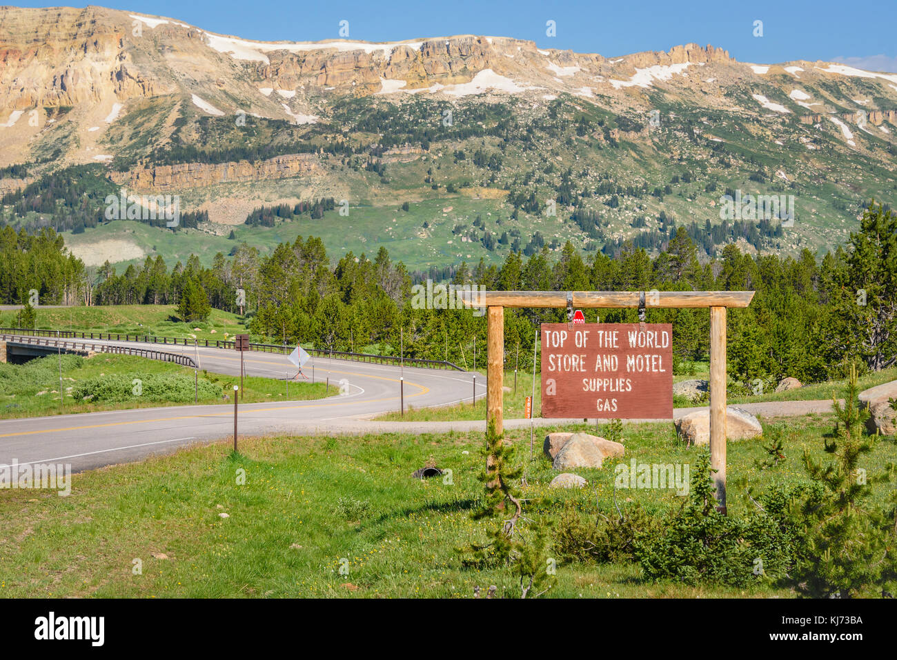 Le parc national de Yellowstone, Wyoming, USA - Le 18 juillet 2017 : sommet du monde et magasin de fournitures motel. gaz signe à beartooth mountains, Yellowstone National Park Banque D'Images