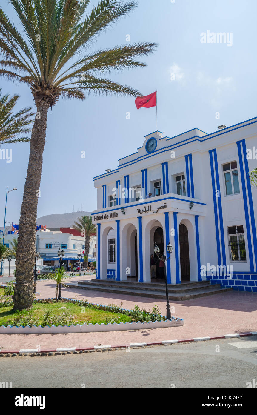 Sidi Ifni, Maroc - 20 septembre 2013 : beau bleu et blanc, de l'Hôtel de ville au rond-point en centre ville Banque D'Images