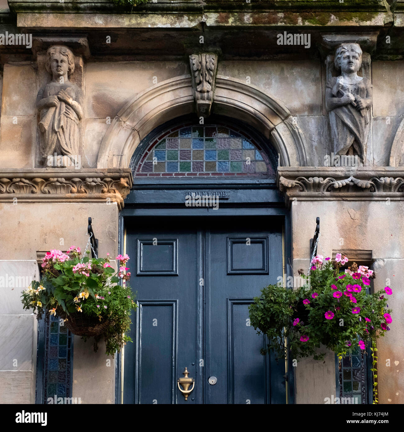 Détail de l'entrée du magnifique immeuble d'appartements sur Queens Drive dans le quartier Queens Park de Glasgow, Écosse, Royaume-Uni Banque D'Images