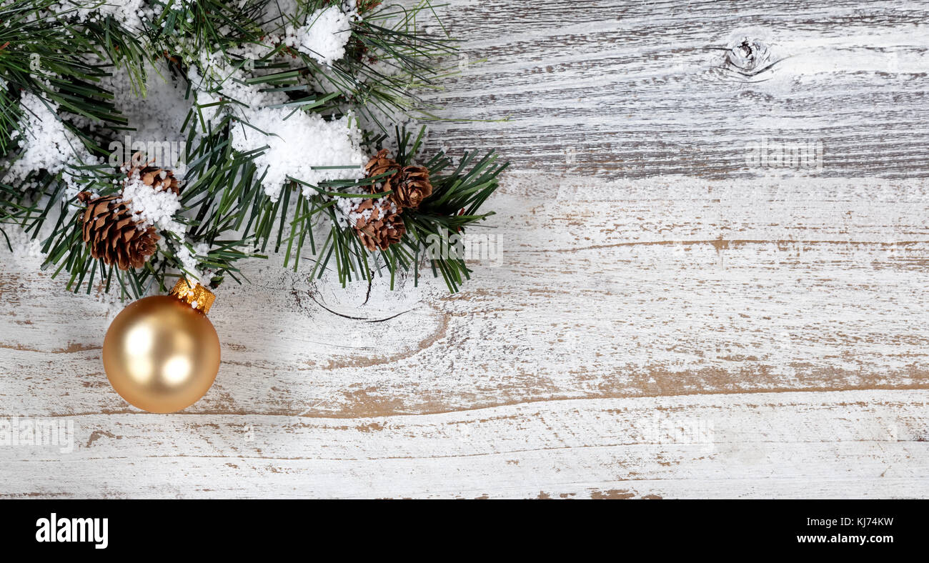 Christmas ornament hanging in rough sapin branche sur fond de bois blanc rustique Banque D'Images