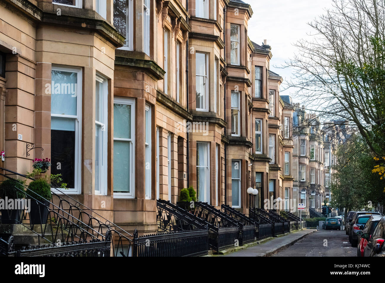 Beaux immeubles d'appartements sur Queens Drive dans le quartier Queens Park de Glasgow, Écosse, Royaume-Uni Banque D'Images