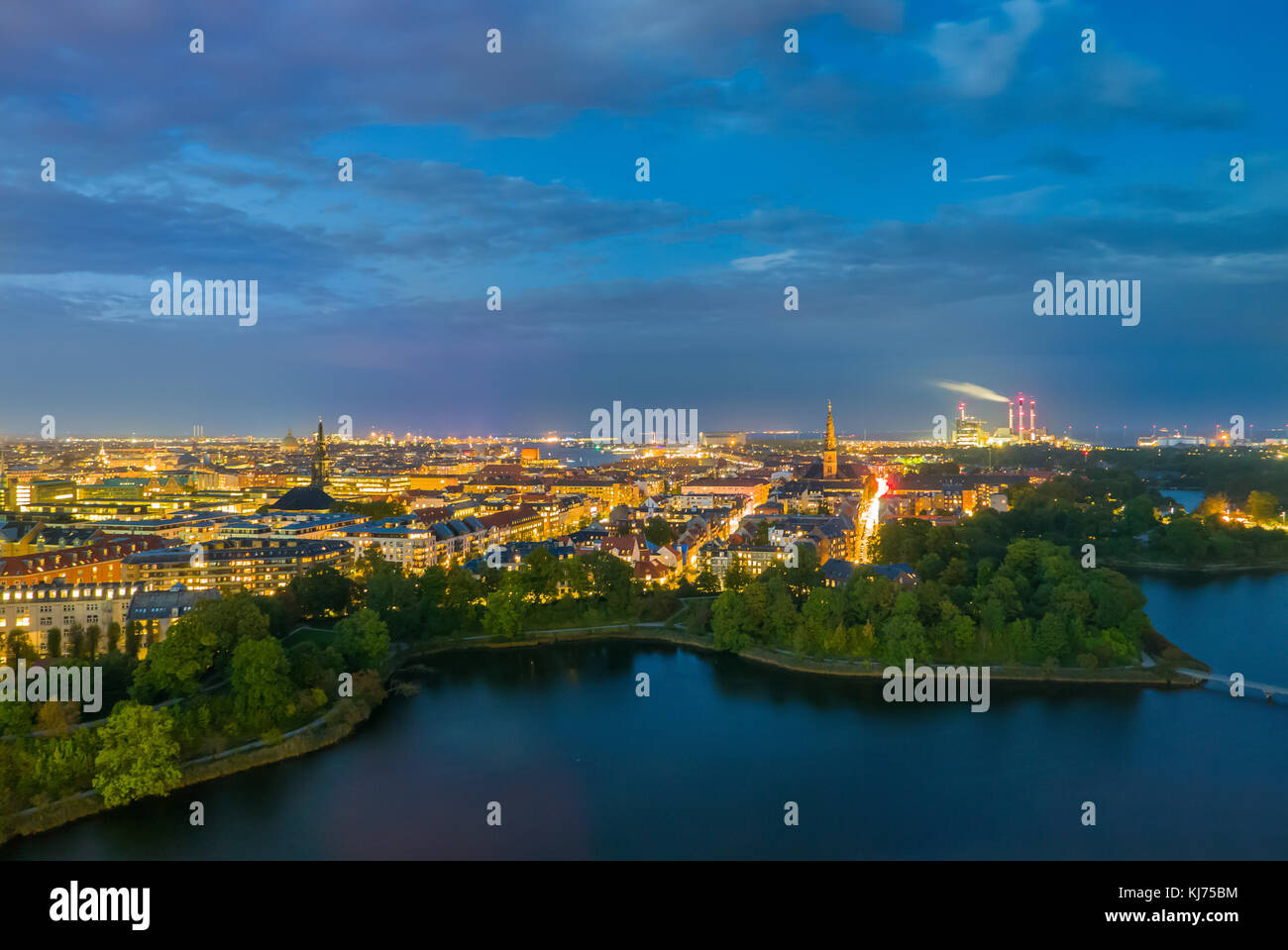 Beau paysage urbain et cloudscape à Copenhague la nuit Banque D'Images