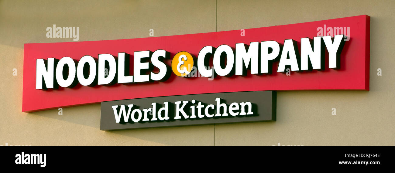 Noodles & Company restaurant sign avec slogan Cuisine du Monde Banque D'Images