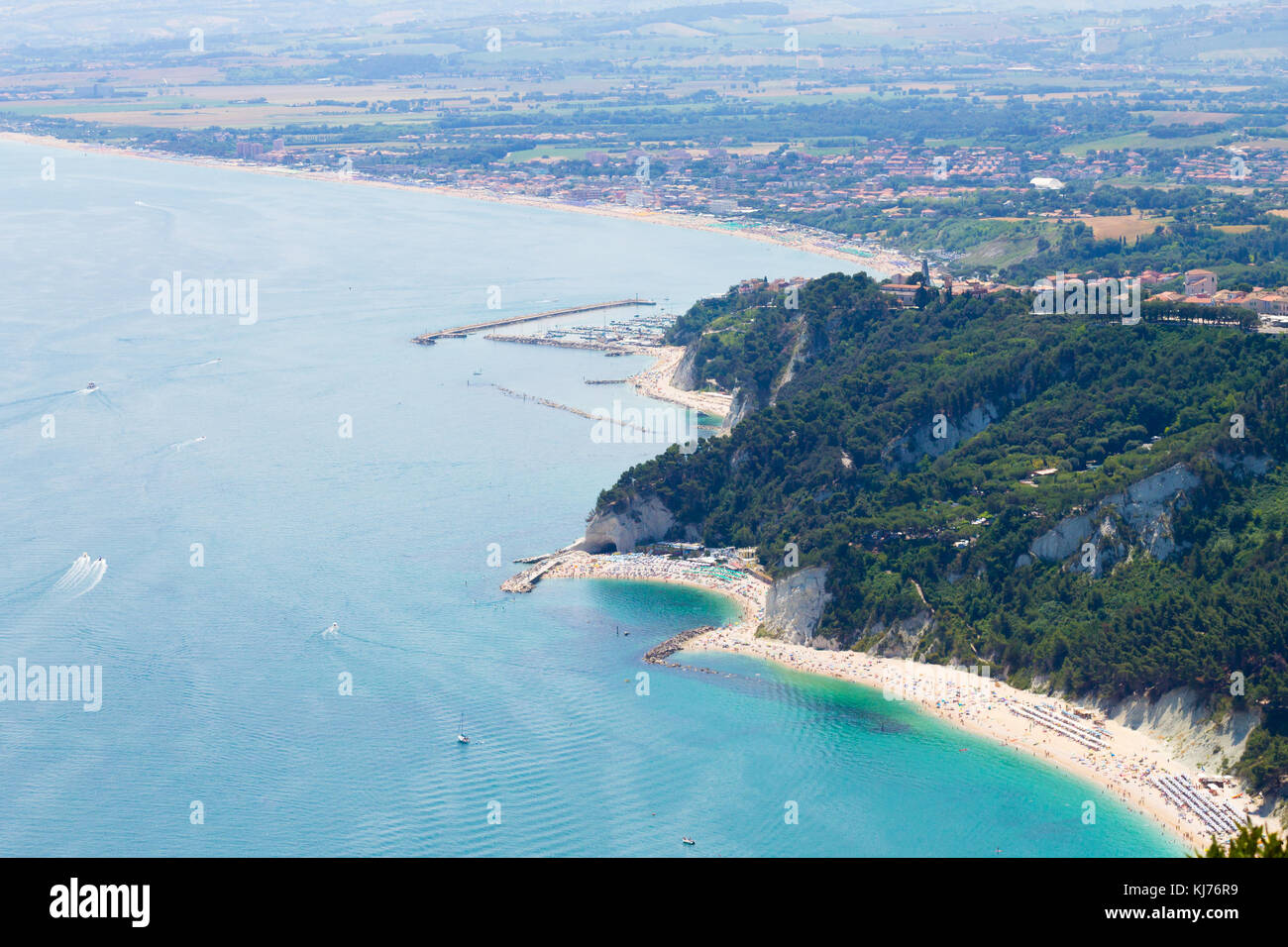 Vue aérienne plage Sirolo, Conero, Marches, Italie. Due sorelle beach. Monument italien Banque D'Images