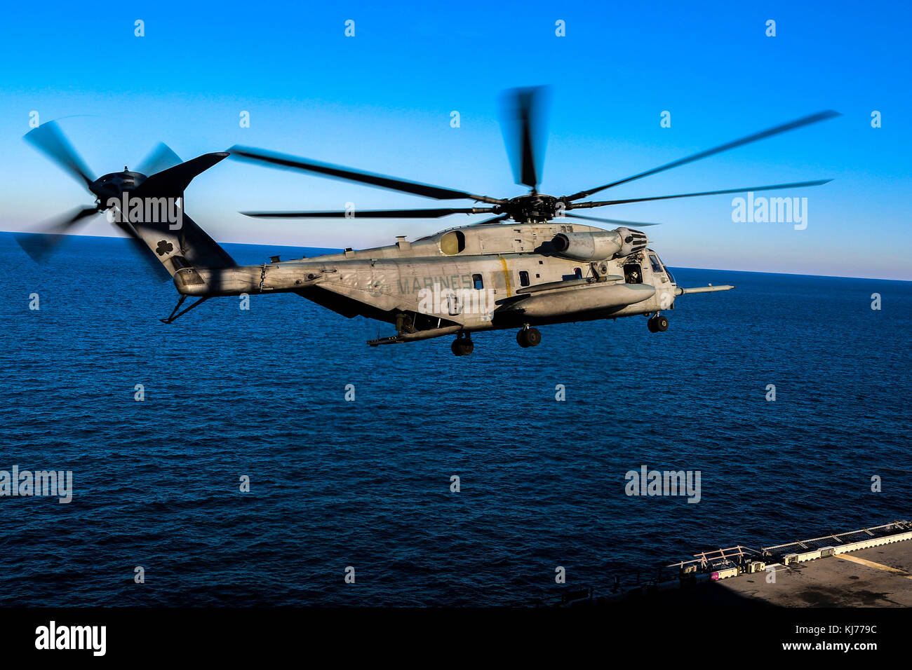 U.S. Marine Corps CH-53E Super Stallion moyen maritime avec l'escadron à rotors basculants (VMM) 162 (rein), 26e Marine Expeditionary Unit (MEU), des terres sur l'a Banque D'Images