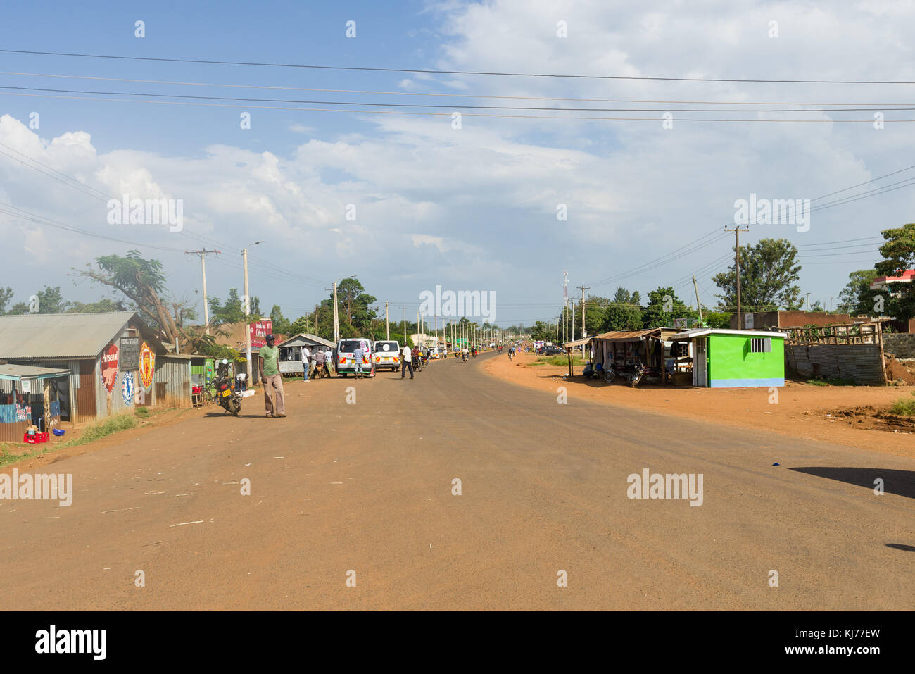 Une petite ville de route principale qui la traverse, Kenya, Afrique de l'Est Banque D'Images
