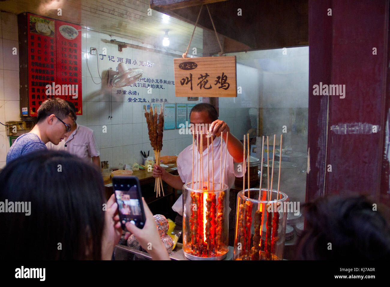 Un magasin vend la viande sur un bâton dans les ruelles de l'ancien règlement d'qabio dans le district de minhang de Shanghai, Chine. Banque D'Images