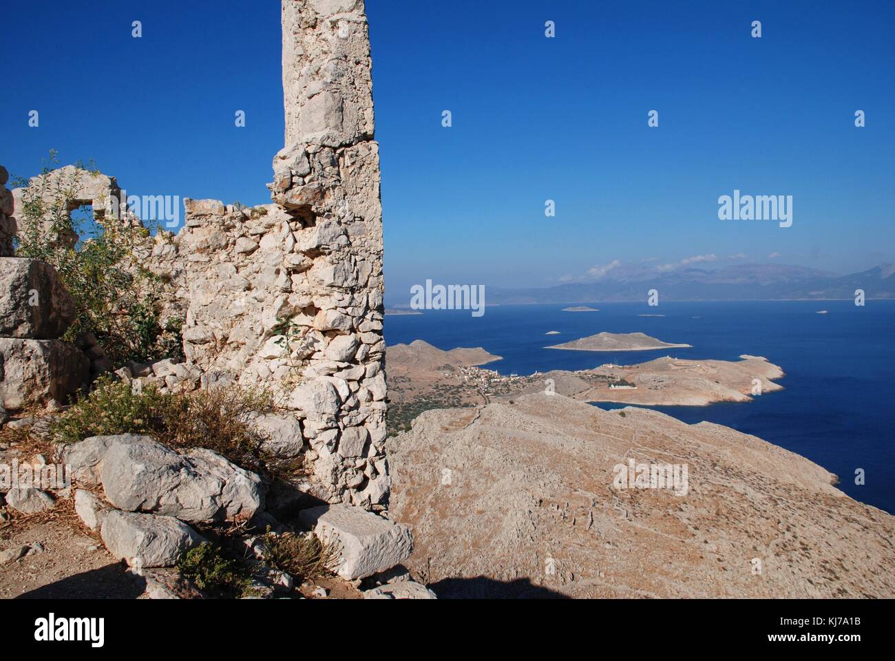 Les ruines de la cité médiévale au château des chevaliers croisés chorio sur l'île grecque de Halki. Banque D'Images