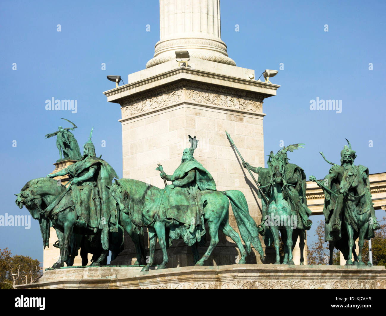 Heroas' Square à Budapest : Statues des sept chefs a Banque D'Images