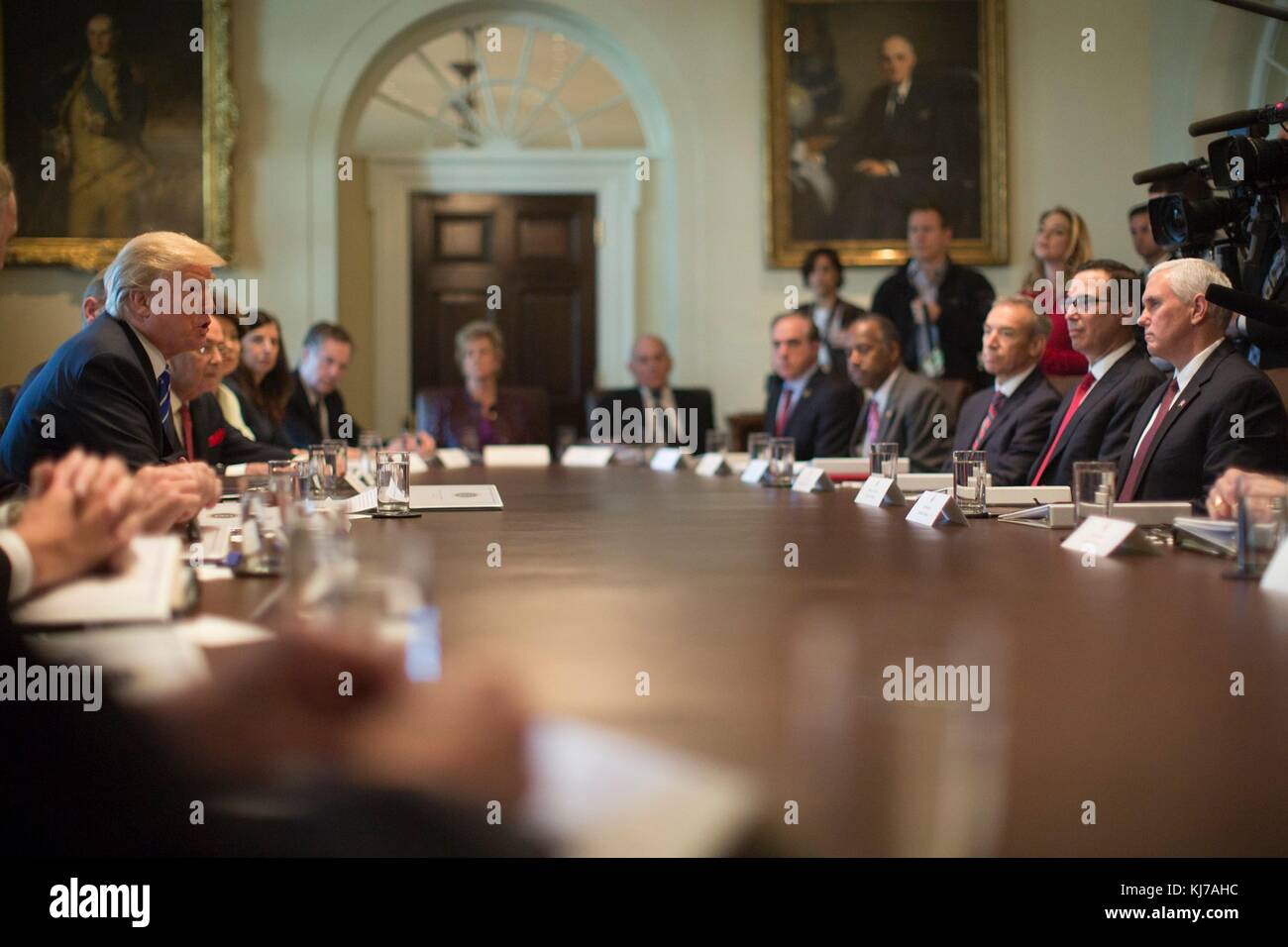 Le président américain Donald Trump, à gauche, tient une réunion du cabinet avec le vice-président Mike Pence, à droite, et les membres de son cabinet à la Maison Blanche le 20 novembre 2017 à Washington, D.C. Banque D'Images
