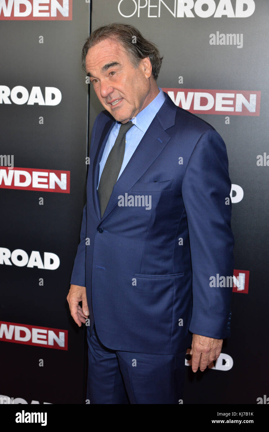 Le directeur Oliver Stone assiste à la première de 'Snowden' à New York à AMC Loews Lincoln Square le 13 septembre 2016 à New York. Banque D'Images