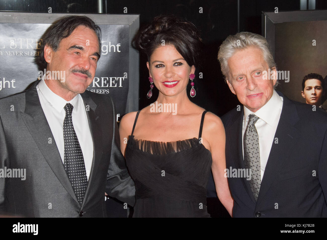 (L-R) le directeur Oliver Stone, Les Acteurs Catherine Zeta-Jones et Michael Douglas assistent à la première de "Wall Street: Argent Jamais cousue" au Ziegfeld. Banque D'Images
