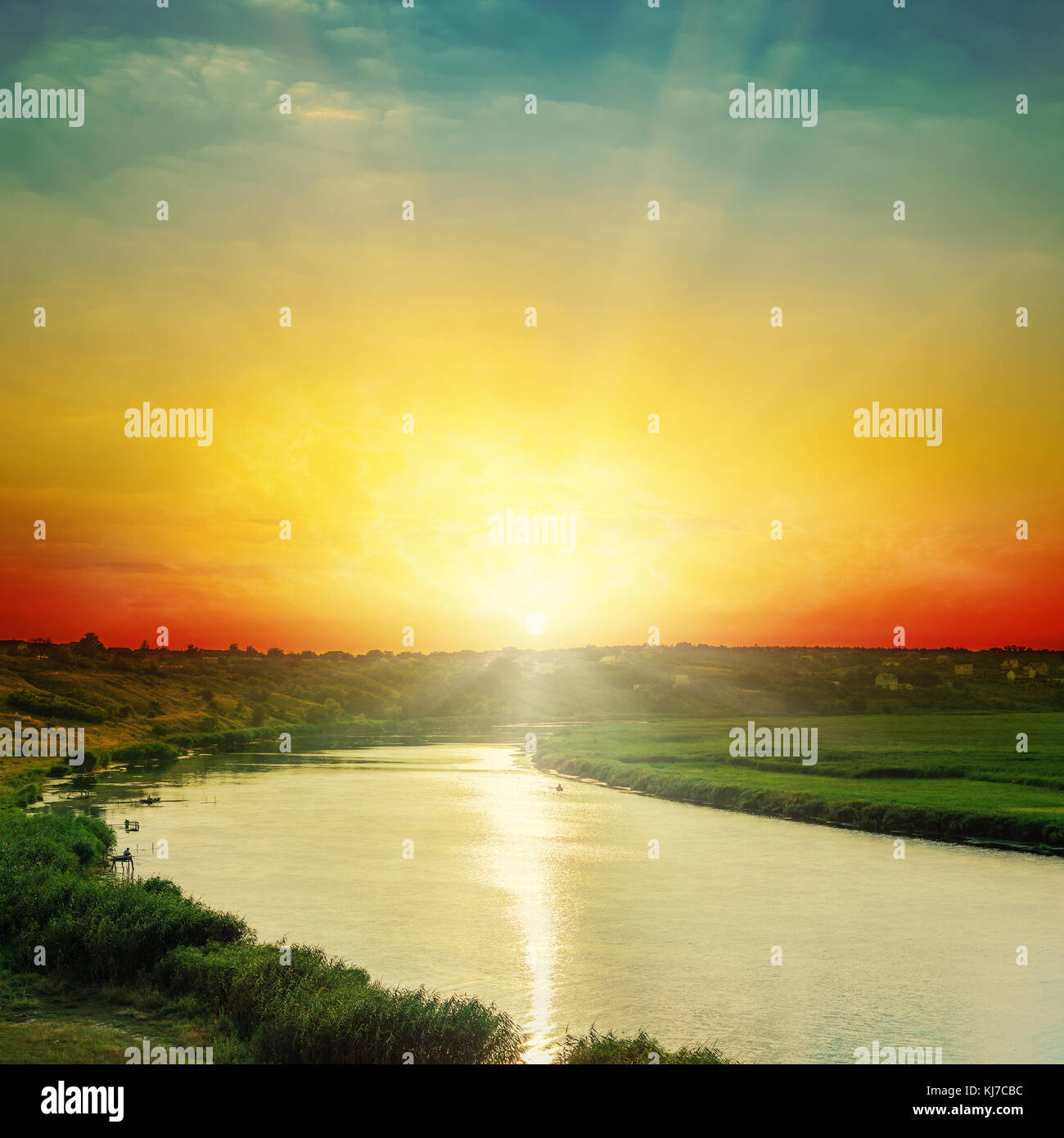 Coucher du soleil orange vif sur la rivière Banque D'Images