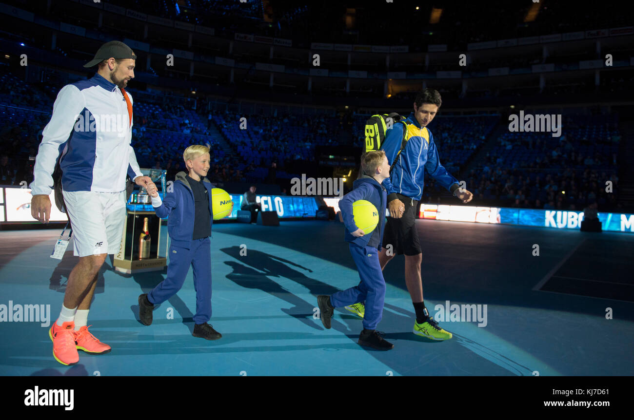 19 novembre 2017. Kubot et Melo arrivent sur le terrain avec des mascottes à l'O2 pour le Nito ATP double match de finale. Crédit: Malcolm Park/Alay Banque D'Images