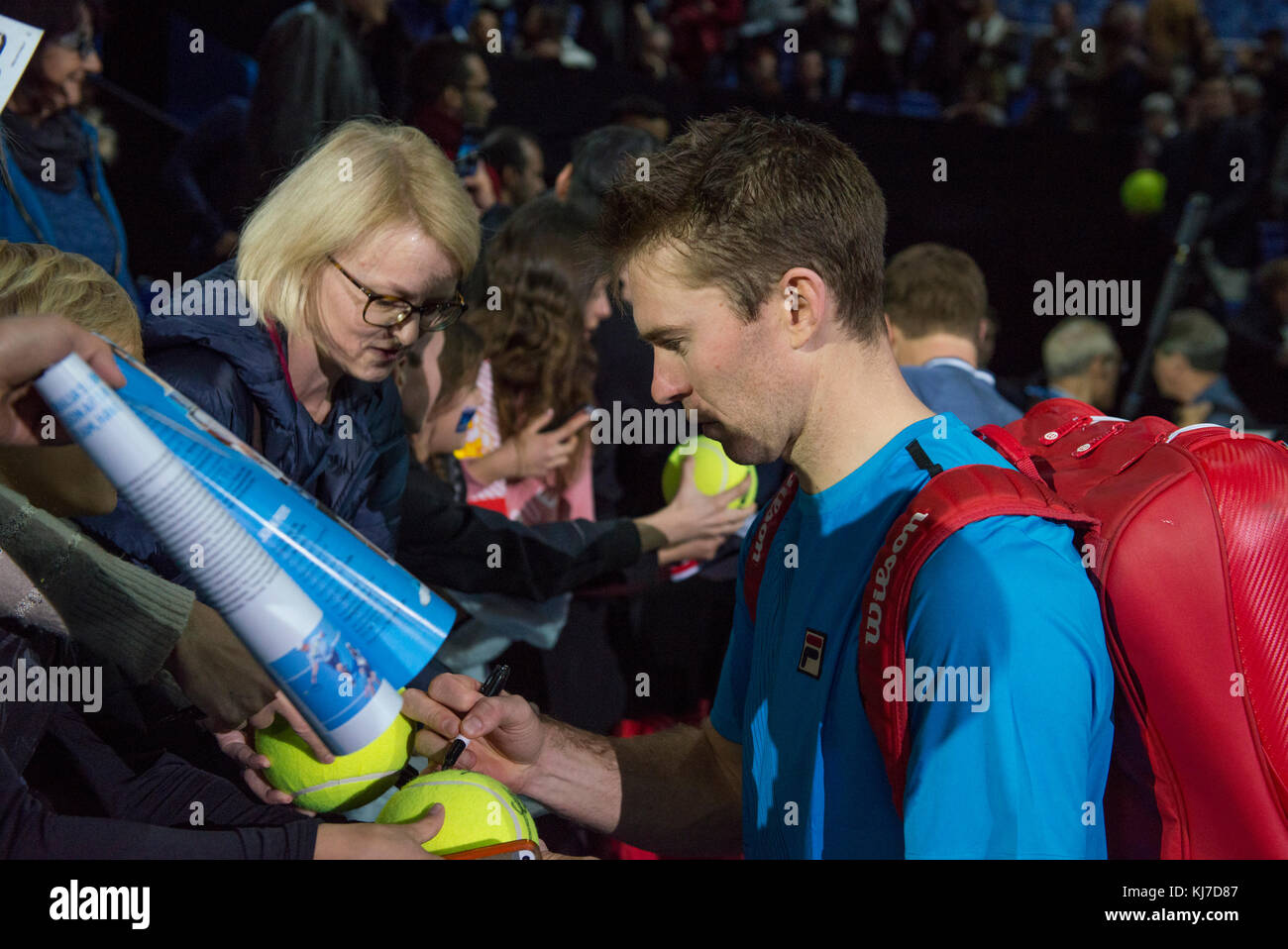 19 novembre 2017. John Peers et Henri Kontinen signent des autographes après le match de finale du Nito ATP double à l'O2. Crédit: Malcolm Park/Alay Banque D'Images
