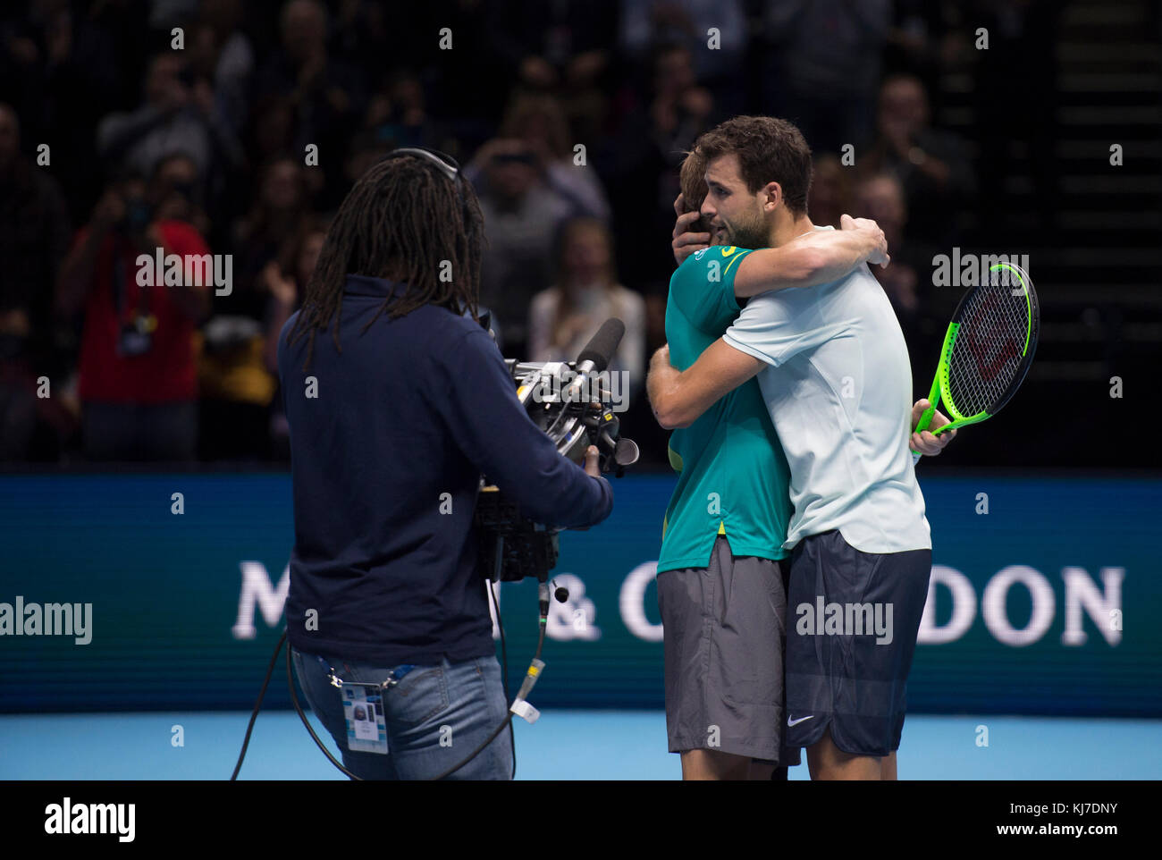 19 novembre 2017. David Goffin et Grigor Dimitrov étreignent après le match de tennis Nitto ATP Singles de Dimitrov. Crédit: Malcolm Park/Alay Banque D'Images