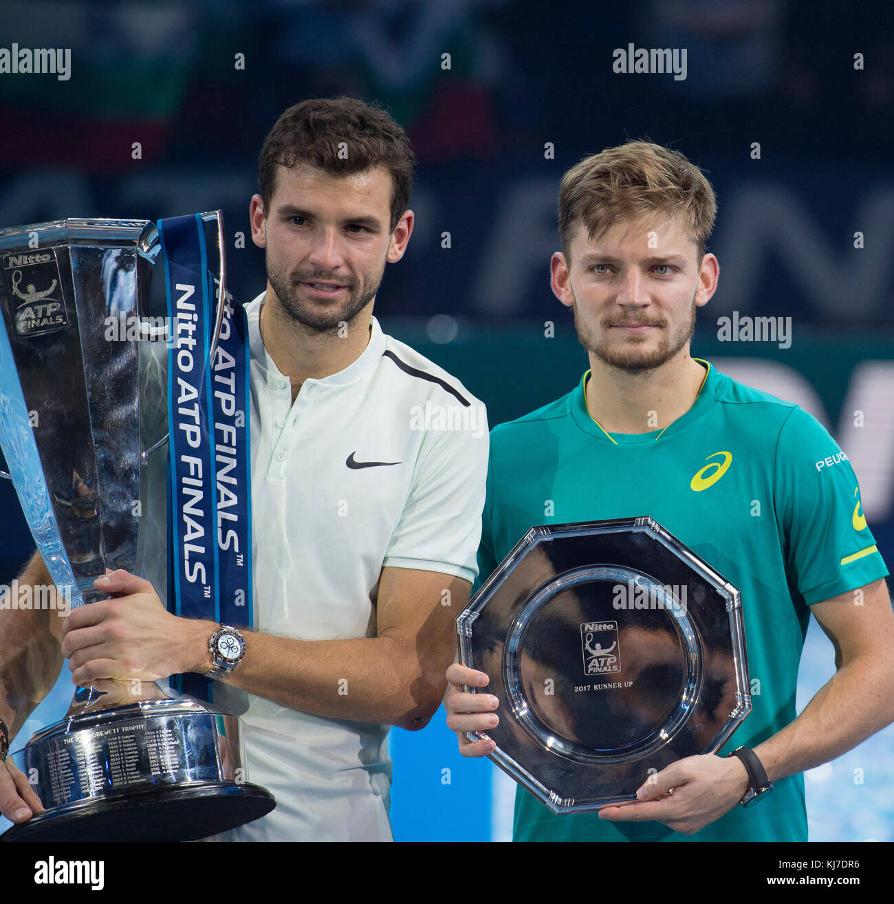 19 novembre 2017. Grigor Dimitrov avec Winners Trophy et David Goffin avec Runners Up Trophy, Nitto ATP Finals 2017. Crédit: Malcolm Park/Alay Banque D'Images
