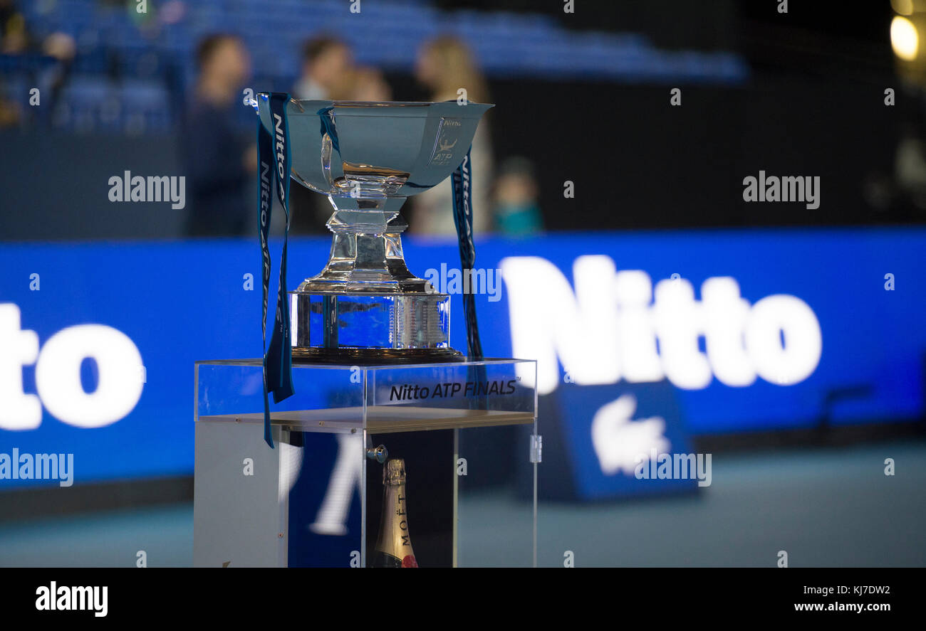 19 novembre 2017. Le Nito ATP double Trophée exposé sur le terrain central avant le match de finale. Crédit: Malcolm Park/Alay Banque D'Images