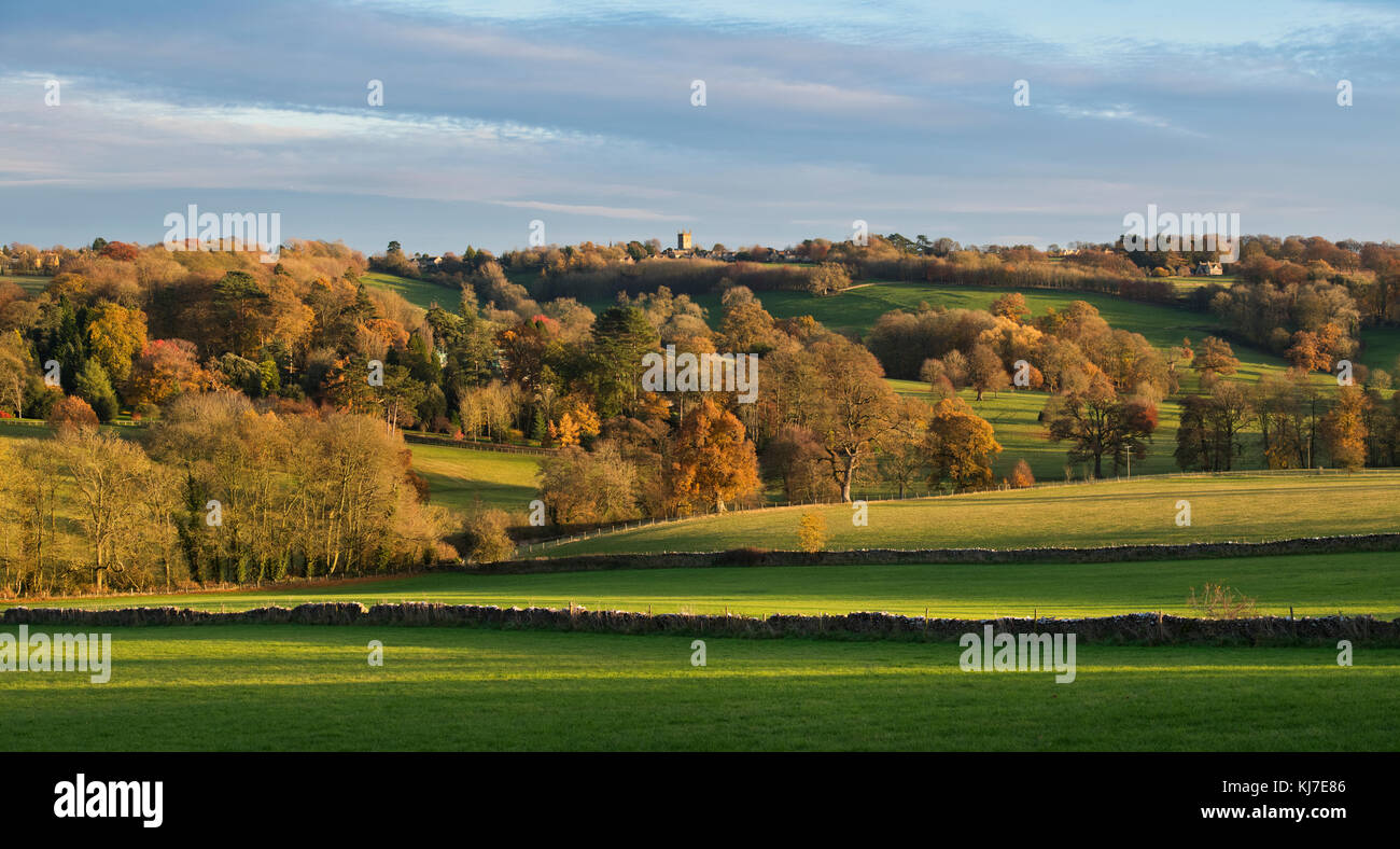 Stow on the Wold et campagne des Cotswolds en fin d'automne coucher du soleil la lumière. Stow on the Wold, Cotswolds, Gloucestershire, Angleterre Banque D'Images