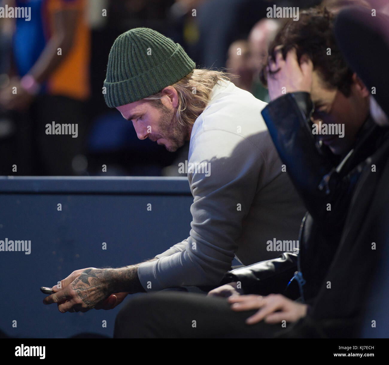 19 novembre 2017. David Beckham regardant le téléphone, le Nitto ATP tennis finals de la cour star box à l'O2. Crédit: Malcolm Park/Alay Banque D'Images