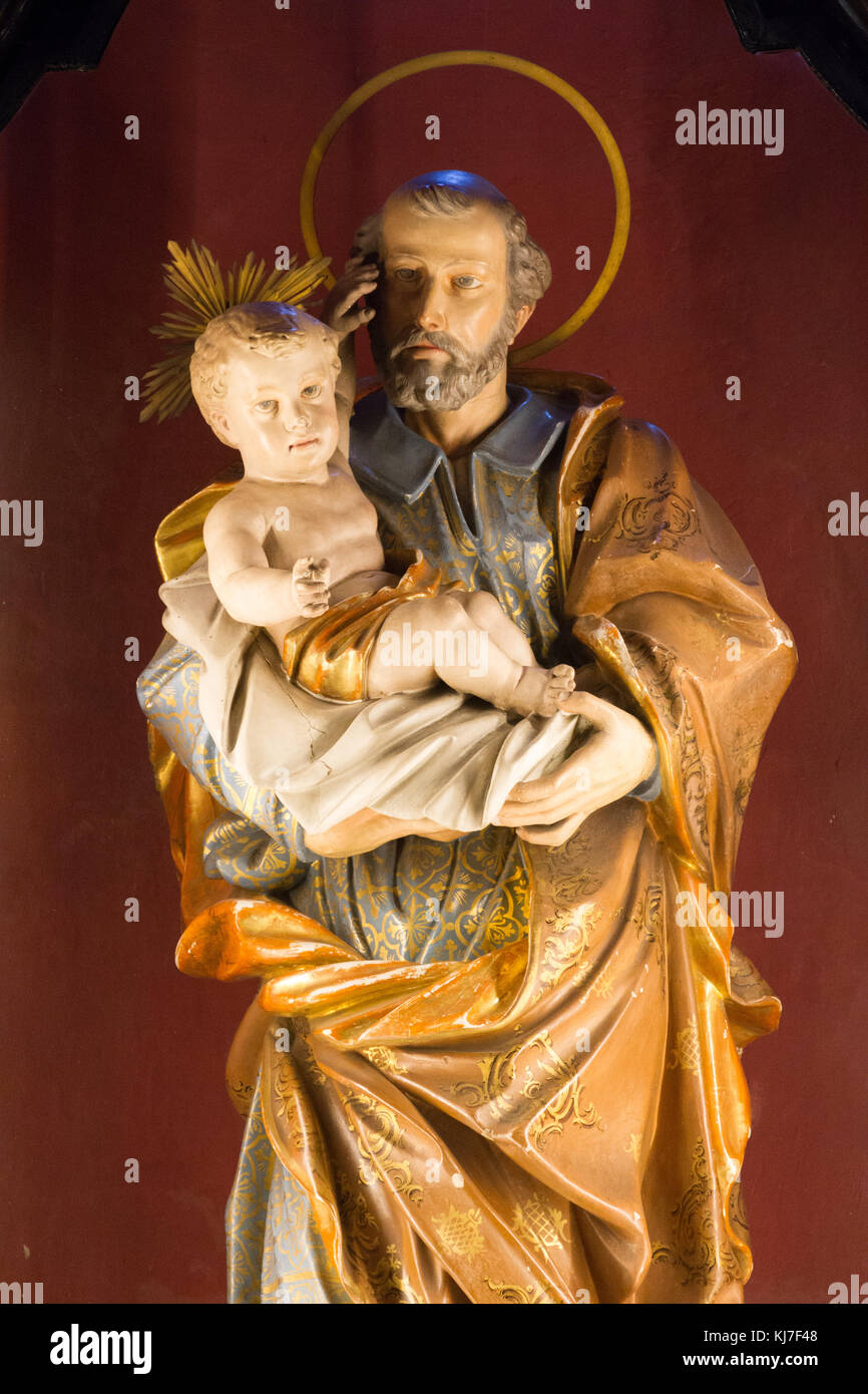 Statue de Saint Joseph tenant l'enfant Jésus Christ. San Vittore Martire Church (Église de Saint Victor Maurus ou l'amarrer l'église martyre) dans Casorate Banque D'Images Statue de Saint Joseph tenant l'enfant Jésus Christ. San Vittore Martire Church (Église de Saint Victor Maurus ou l'amarrer l'église martyre) dans Casorate Banque D'Images