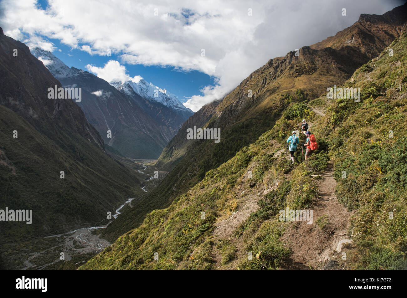 Trekking haut au-dessus des siyar khola près de la frontière du Tibet, Népal, vallée de tsum Banque D'Images