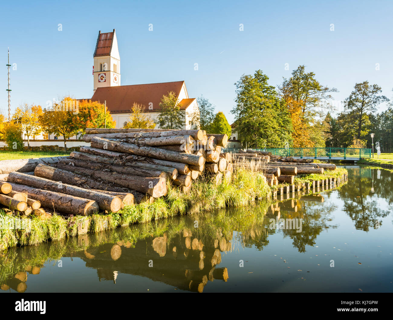 Église dans un village bavarois (aresing) dans une petite rivière. Banque D'Images